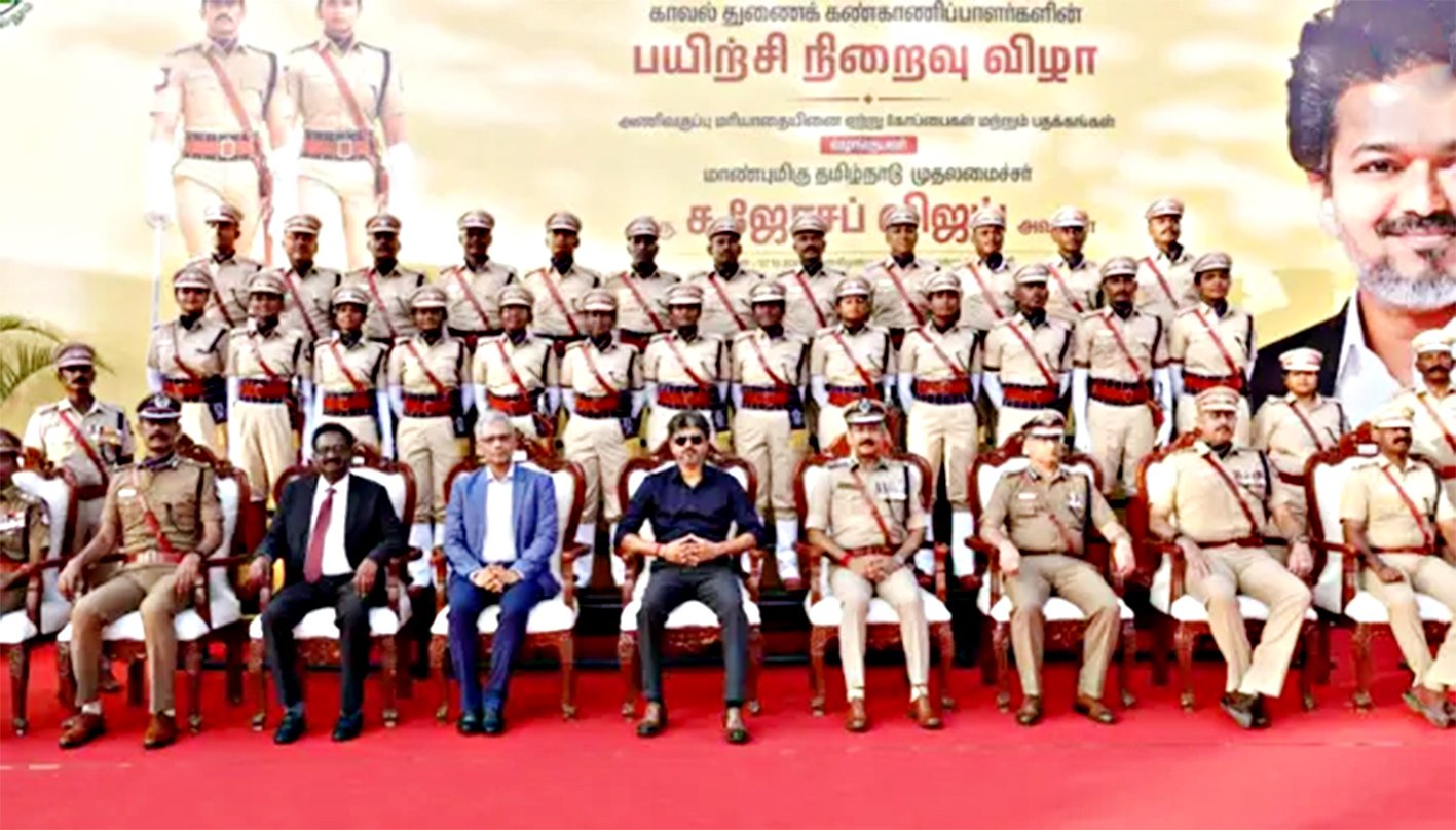 போலீஸ் பயிற்சி நிறைவு அணிவகுப்பு விழா;  கோப்பை மற்றும் பதக்கம் வழங்கிய முதல்வர் விஜய்